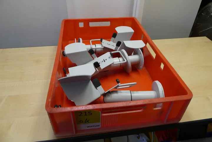 Konvolut Wandhalterungen/Schwenkarme für Kartenterminals/Displays Umfang: nur der Inhalt, ohne Kiste